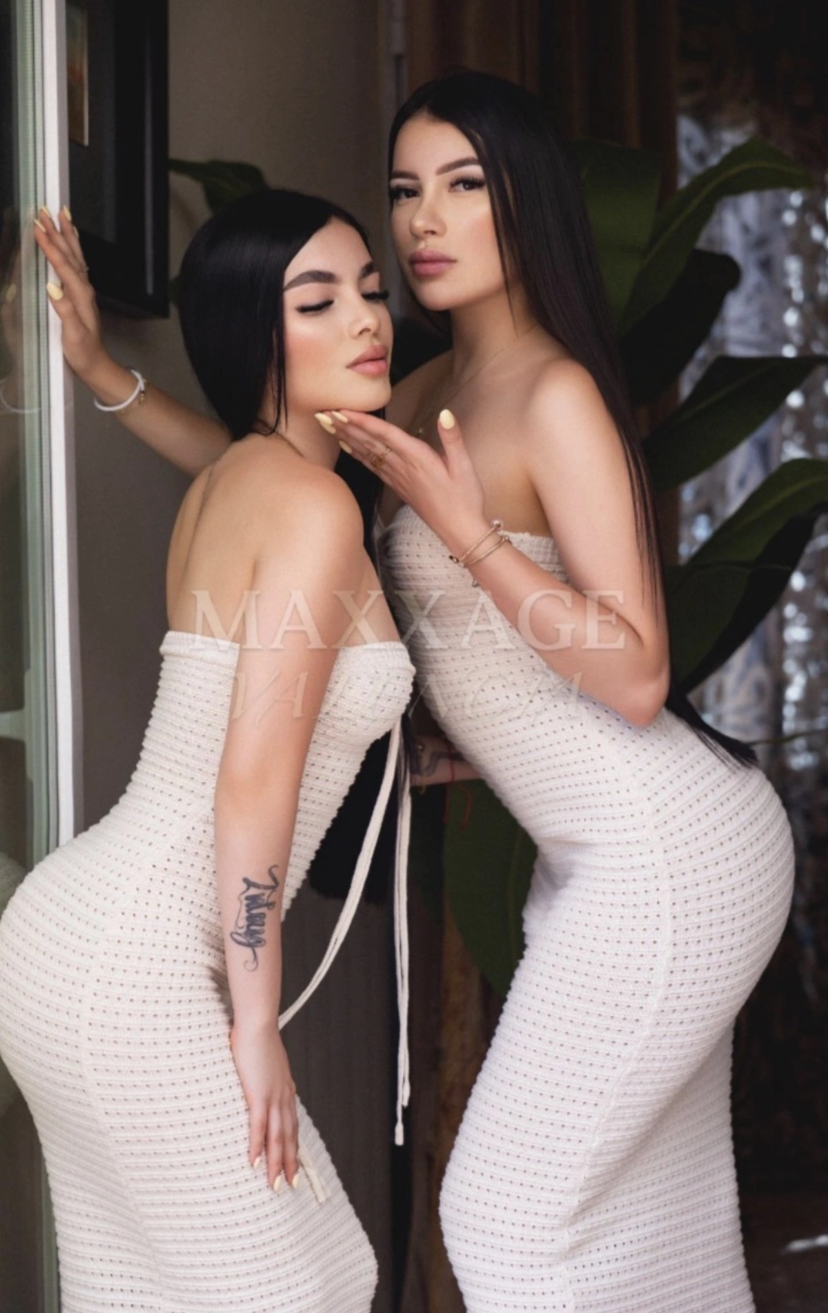 Las hermanas Emily y Alaska escort colombiana Valencia Maxxage VLC